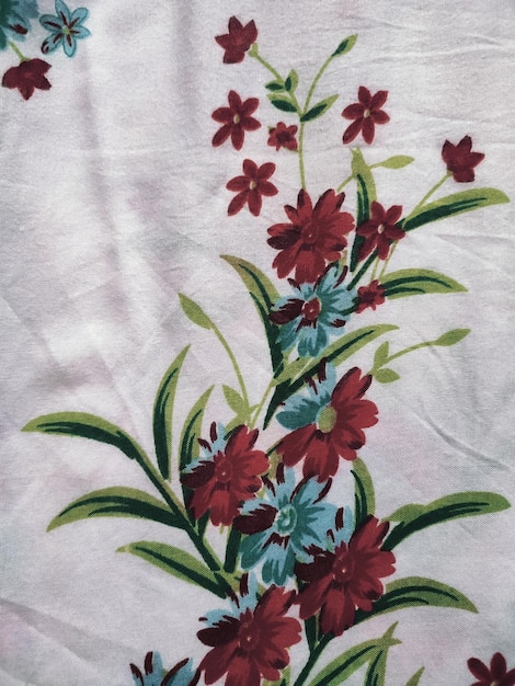 haftowany motyw na tkaninie